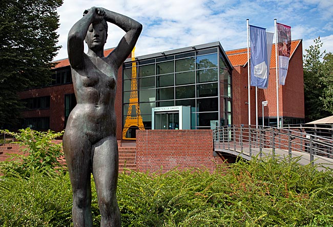 Emden in Ostfriesland - Kunsthalle Emden mit der Skulptur Maja von Gerhard Marcks