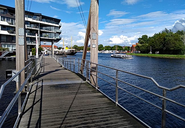 Emden in Ostfriesland - viele Wege führen um den Ratsdelft und den Binnenhafen