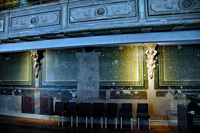 Der dekorative Tanzsaal im ersten Stock des früheren "Döblerschen Kaffeehauses", mit Empore und Parkett. Der Tanzsaal gehört heute zum Museum Alte Synagoge, Erfurt, Thüringen