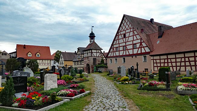 Markt Roßtal: Wehrfriedhof der Laurentiuskirche