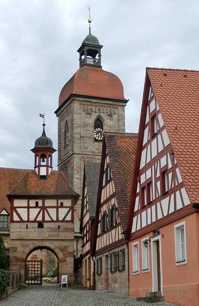 Markt Roßtal: Oberer Markt mit Torhaus zur Laurentiuskirche