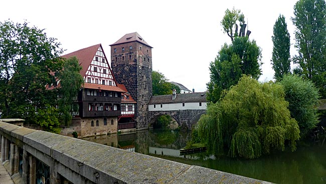 Nürnberg: Postkartenblick von der Maxbrücke auf Henkersteg, Wasserturm, Weinstadl, heute Studentenwohnheim, und Pegnitz