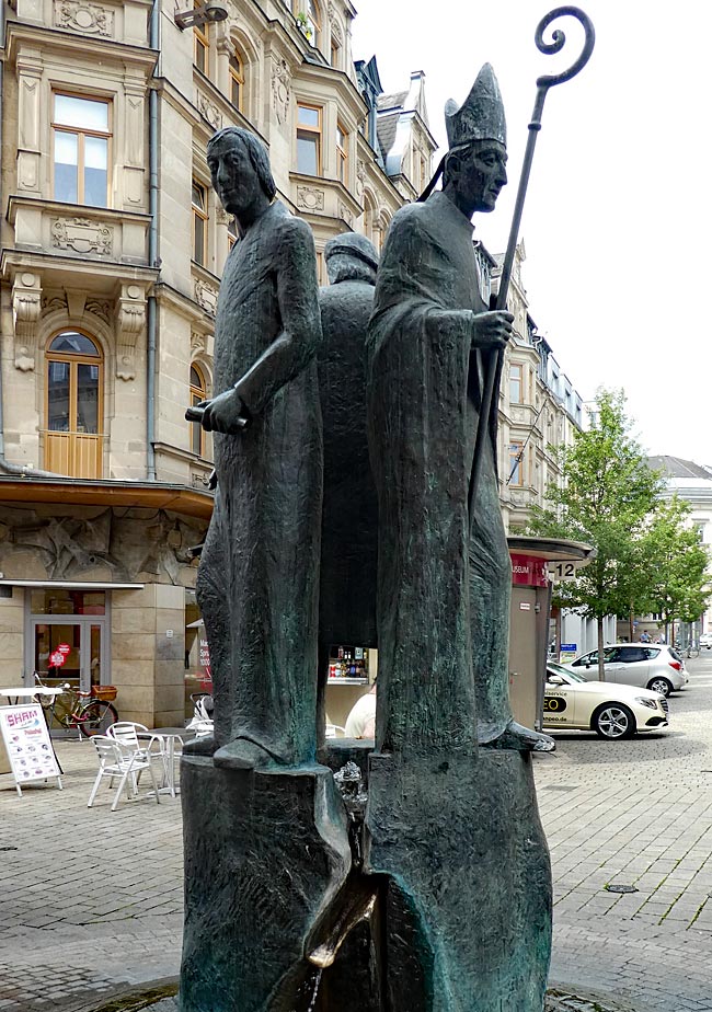 Fürth: Dreiherrschaftbrunnen, 2007, in der Fußgängerzone, mit Bischof, Markgraf, Patrizier.