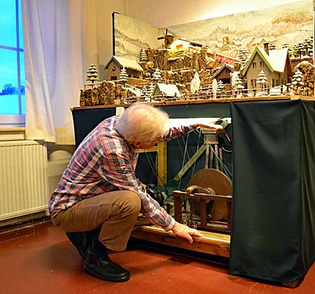 Erzgebirge - Weihnachtsberg - „Das macht heute keiner mehr“: Eckart Holler zeigt die vergleichsweise überschaubare Mechanik eines kleineren Berges