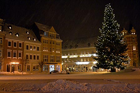 Erzgebirge - Wenn Winter und Weihnachten zusammenspielen: Abendstimmung am Annaberger Markt