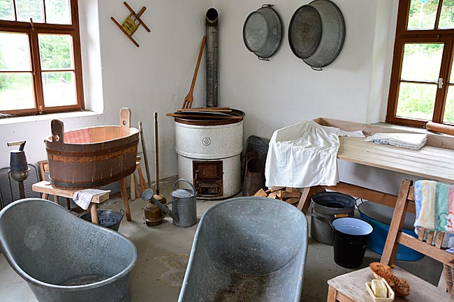 In Schwarzenhammer lockt gar ein Mini-Museum aus dem Sattel: das Wäschehäuschen im stillen Egertal, wo die Mitarbeiter der ehemaligen Porzellanfabrik Schumann & Schreider waschen durften