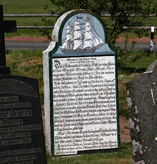 Föhr, nordfriesische Insel - Joachim Taege führt sachkundig über den Friedhof der St. Laurentii Kirche