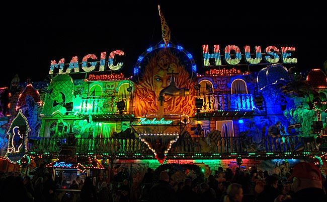 Phantastisch, magisch - auch für Spannung wird gesorgt, wie es schon die alten Geisterbahnen taten Fahrgeschäft auf dem Freimarkt - Bremen sehenswert