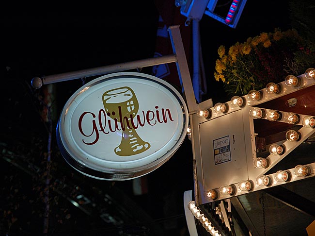 Manchmal ist es im Obtober schon kalt, dann tut ein Glühwein richtig gut Glühwein auf dem Freimarkt - Bremen sehenswert