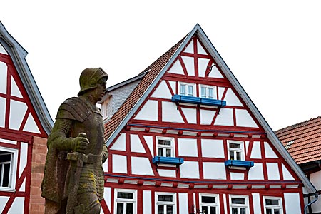 Fulda-Radweg - Der Bornschorsch (Brunnengeorg) am Marktplatz, Schlitz
