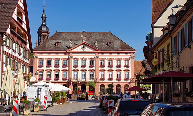 Gengenbach Blick aus der Hauptstraße auf das Rathaus