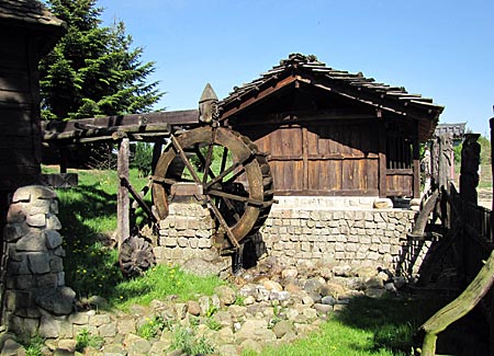 Internationales Wind- und Wassermühlenmuseum Gifhorn - Wassermühle aus Pyongchang Südkorea.jpg