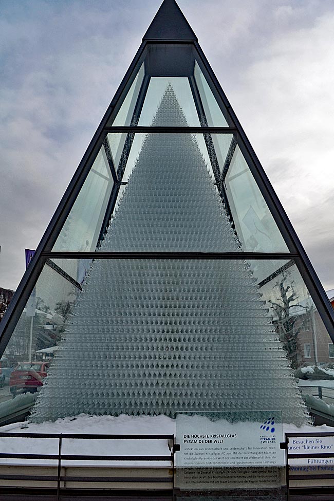 Glasmacher im Bayerischen Wald - Zwieseler Hingucker 1: Die größte Kristallglas-Pyramide der Welt steht natürlich vor dem bekannten Glasproduktionsbetrieb der Stadt