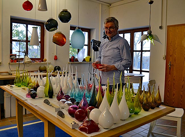Glasmacher im Bayerischen Wald - Allrounder: Karl Schmid im Kreis seiner Lampenformen, die er nach eigenen Entwürfen gefertigt hat