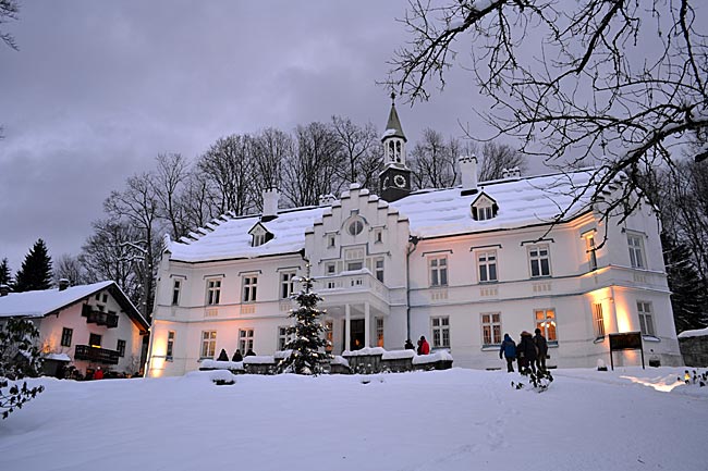 Glasmacher im Bayerischen Wald - Ehemaliger Wohnsitz eines Glashüttenbesitzers: Vor Weihnachten findet an Schloss Buchenau ein stimmungsvoller Markt statt