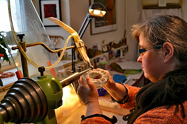 Glasmacher im Bayerischen Wald - Künstlerin Alexandra Geyermann aus Zwiesel beim Gravieren einer Glasarbeit