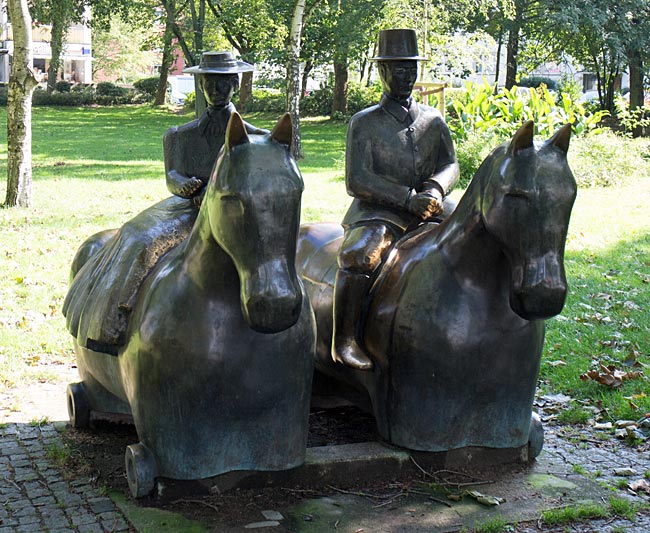 Skulptur des Bremer Künstlers Thomas Recker: die Gräfin Emma und Herzog Benno zu Roß  - Bremen sehenswert