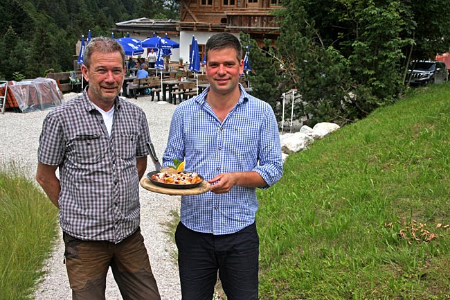 Der Kaiserschmarrenwirt Wilfried Weinberg mit Gergö Bogos einem seiner Mitarbeiter inklusive Kaiserschmarren