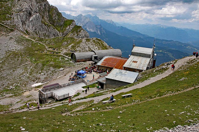 Deutschland höchst gelegenes Natur-Informationszentrum mit dem „Riesenfernrohr“ an der Bergstation der Karwendelbahn