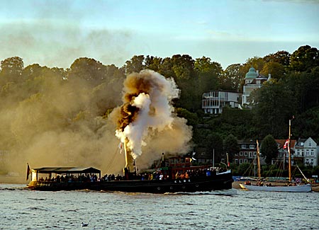 Hamburg - Parade historischer Schiffe - Dampfeisbrecher ELBE von 1911