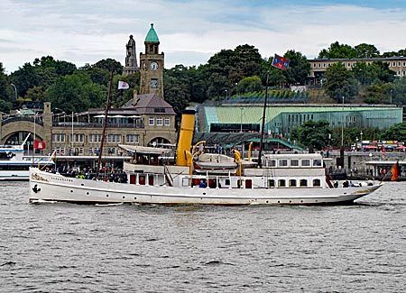 Hamburg - Dampfschiff Schaarhörn von 1908 vor den Landungsbrücken