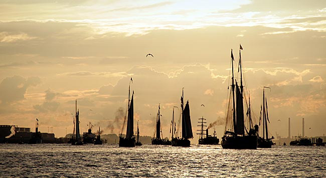 Hamburg - Parade historischer ehemaliger Arbeitsschiffe