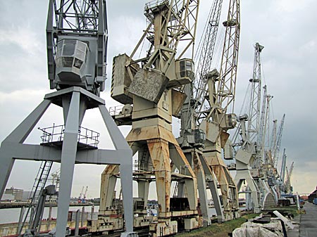 Hamburg - Hafenmuseum - historische Krane am Bremer Kai im Hansahafen