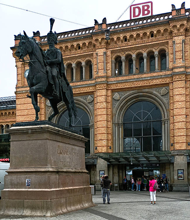 Hannover - Hauptbahnhof, Reiterstandbild König Ernst August