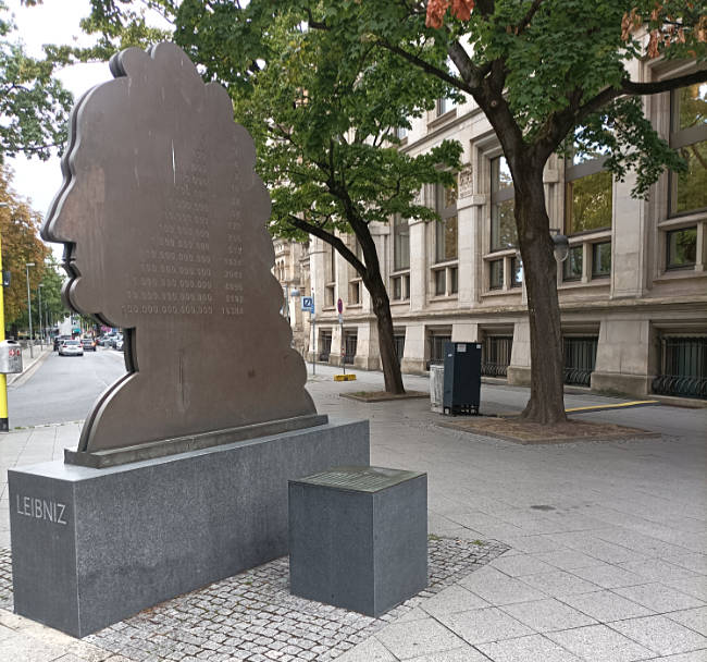 Hannover - Denkmal für den Universalgelehrten Gottfried Wilhelm Leibniz