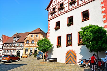 Haßberge mit Rad - Rathaus in Zeil am Main