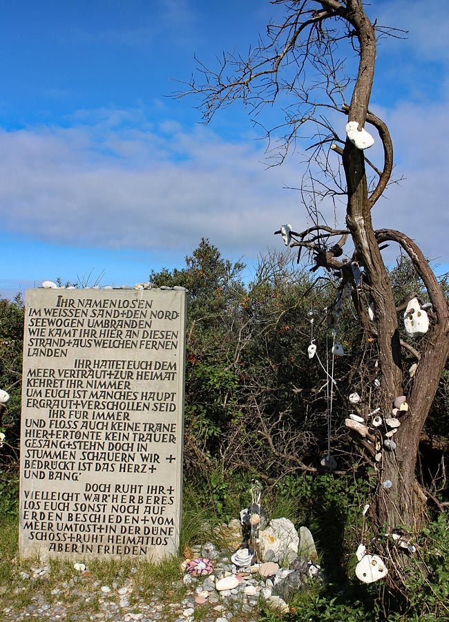 Stein mit Gedicht auf dem Friedhof der Namenlosen auf der Düne von Helgoland