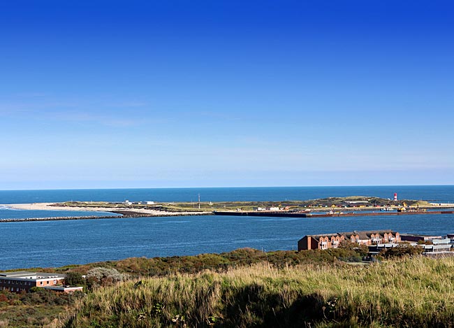 Helgoland - Blick vom roten Felsen auf die Düne