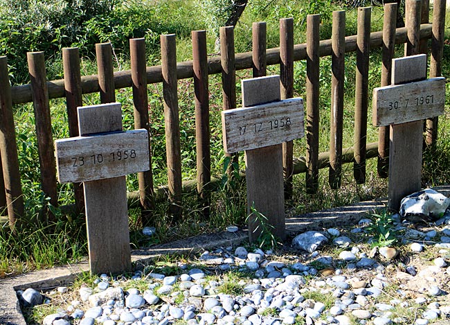 Kreuze für drei auf Helgoland angeschwemmte Namenlose - Friedhof der Namenlosen auf der Düne