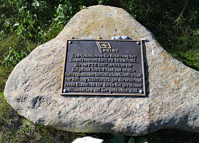 Helgoland - Friedhof der Namenlosen auf der Düne - Gedenkplatte für die Besatzung des Seenotkreuzers Adolph Bermpohl 1967