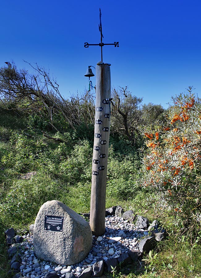 Helgoland - Friedhof der Namenlosen auf der Düne - Gedenkstele für verstorbenen Teilnehmer der Rock'n'Roll-Butterfahrt