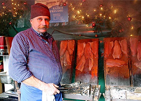 Hinterzarten im Hochschwarzwald - Weihnachtsmarkt in der Ravenna-Schlucht - Herbert Kaiser räuchert Lachsfilet