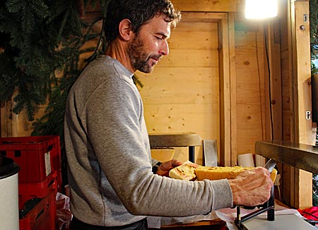 Hinterzarten im Hochschwarzwald - Weihnachtsmarkt - Martin Braun bereitet Käse-Raclette