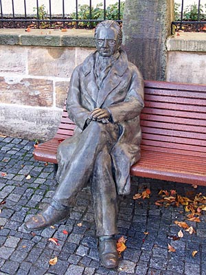 Deutschland - Ilmenau - Goethe sitzt noch heute auf der Bank vor dem Amtshaus, wo er einst wohnte