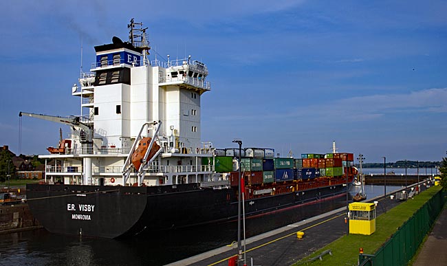 Kiel - Nord-Ostsee-Kanal - ein Container-Frachter wird geschleust