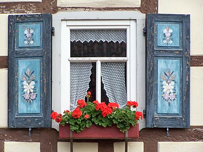 Deutschland - schmucke Fachwerkhäuser am Wegesrand