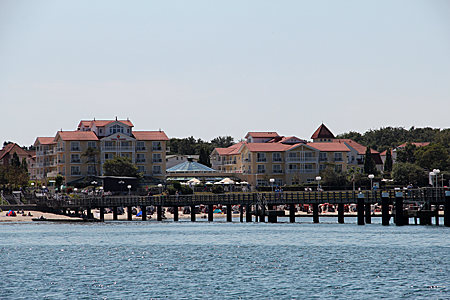 Mecklenburg - Ostseeküste - Blick auf Kühlungsborg mit der Seebrücke vom Wasser aus