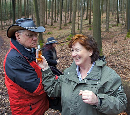 Spessart - Aus jungen Fichtentrieben gewonnen: Maitriebsirup – ein wenig davon gibt man einem guten Sekt bei