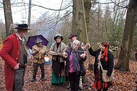Spessart - Auch die Weibsbilder unter den Räubern sind raue Gesellen und knüpfen auch mal eine Dame auf