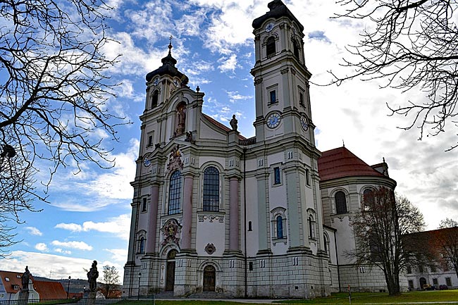 An exponierter Stelle: Die den römischen Märtyrern Alexander und Theodor gewidmete Basilika überragt den Ort Ottobeuren