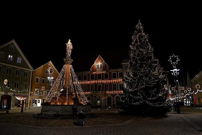 Lichterglanz: Weihnachtsstimmung am Marienplatz vor dem Rathaus von Mindelheim