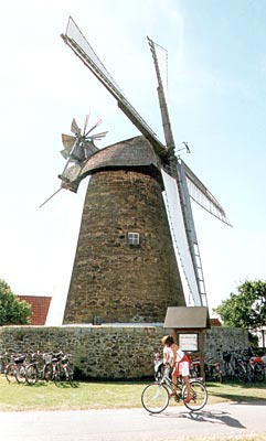 Deutschland - Mühlenkreis Minden-Lübbecke - An den Wochenenden sind viele Mühlen wieder in Betrieb. Sie sind – wie die Windmühle Eickhorst - beliebte Ziele für Radler