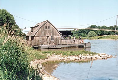 Deutschland -  Hinweis auf das historische Erbe: originalgetreu nachgebaute Schiffmühle auf der Weser vor der Mindener Altstadt