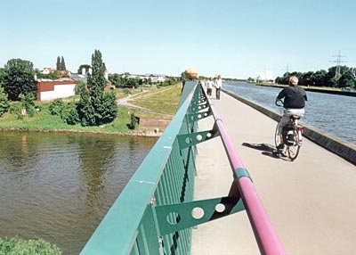 Deutschland - Mühlenkreis Minden-Lübbecke - Überqueren erlaubt - bei Minden, wo der Mittellandkanal die Weser kreuzt
