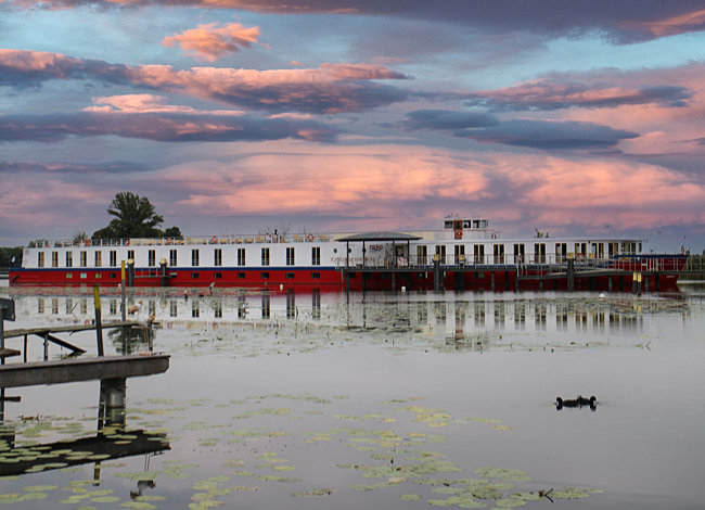 Mittellandkanal - MS Katharina von Bora am Anleger - Neustädtisches Wassertor in Brandenburg