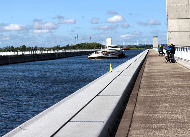 Mittellandkanal - Wasserstrassenkreuz Magdeburg - Frachter Alster im 918 m langen Trog